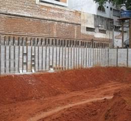 Cortinas de contenção em concreto pré-moldado